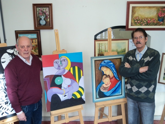 Os artistas João Batista Mambrini e Albano Rossetto com suas telas. - Danúbia Otobelli