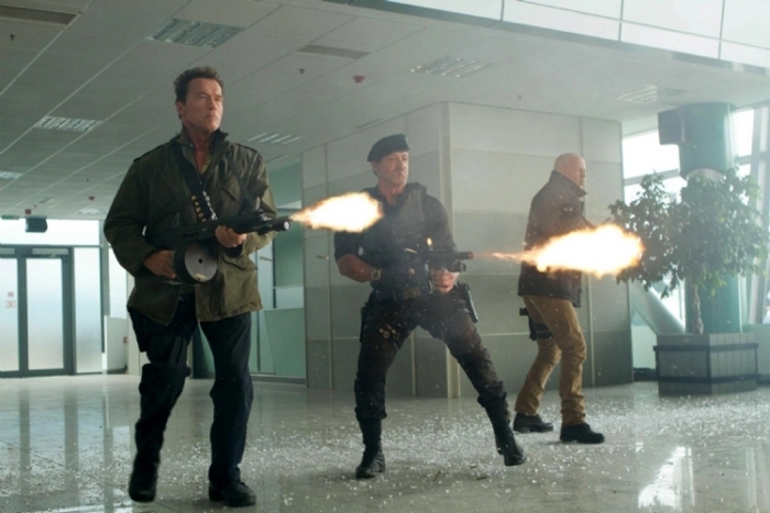 Shwarzenegger (E), Stallone e Willis (D) juntos na telona. - Cinema em Cena/Divulgação