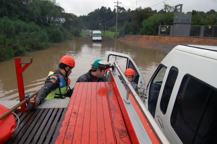 Passageiros de vans foram resgatados pelos bombeiros na Lagoa Bela. - NaHora/Antonio Coloda