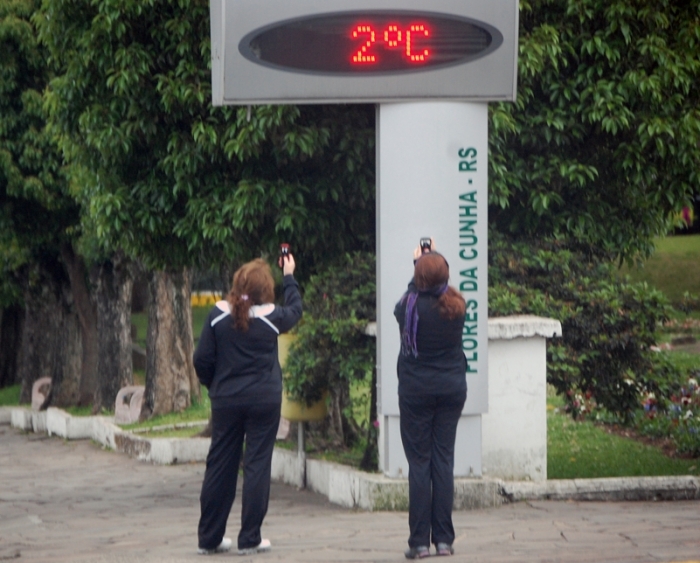 Registro do termômetro da Praça da Bandeira às 6h44min. - NaHora/Antonio Coloda