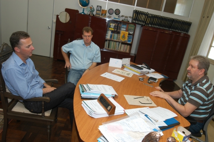 Ernani Heberle (D) repassou informações para Lídio Scortegagna (E) e Almir Zanin durante encontro no dia 19. - Fabiano Provin
