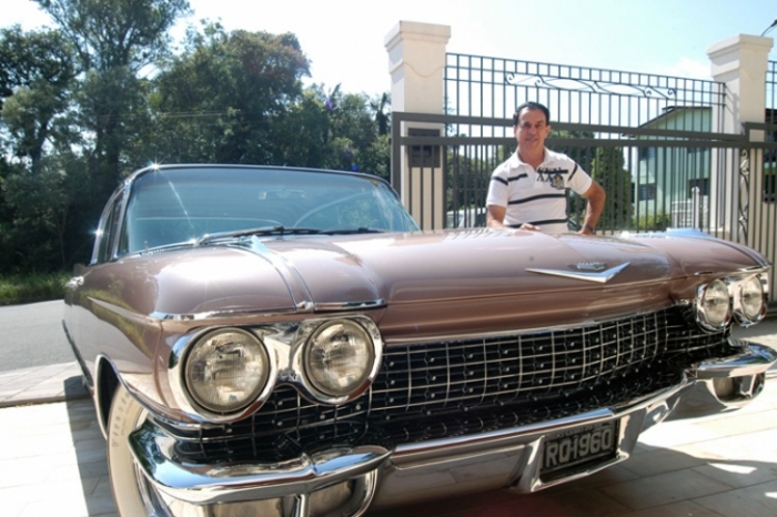 Ronco do motor do Cadillac 1960 faz brilhar os olhos do empresário Sergio Corradi. - Camila Baggio