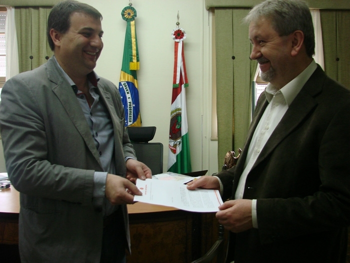 Documento foi entregue por Dondé (E) ao prefeito Heberle (D). - Divulgação