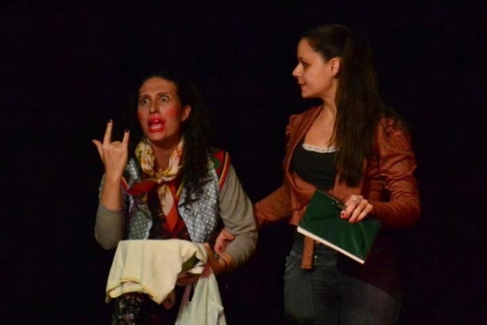 Taísa Verdi (E) e Tieni Rigotto são duas das ‘chatas’ da peça. - Tuany Areze/Divulgação