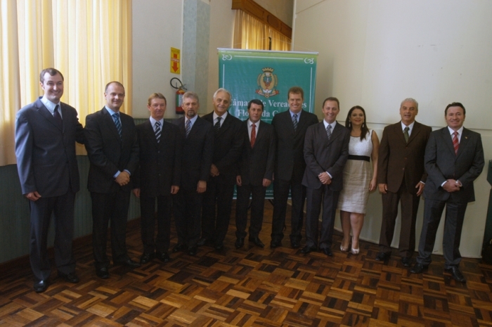 Parlamentares eleitos com o prefeito e vice, após a cerimônia oficial. - Fabiano Provin