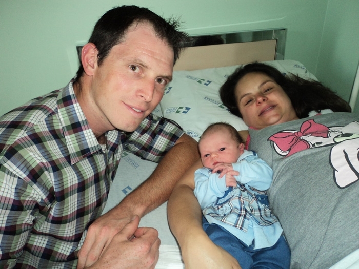 Vitor foi muito paparicado ainda no hospital pelo pai Junior e pela mãe, Janaína. - Larissa Verdi