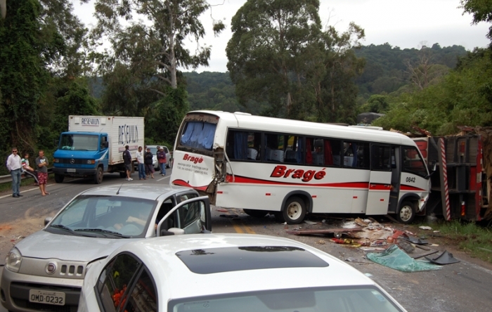 Ocorrência entre caminhões, carros e micro-ônibus foi registrada no Km 90 da ERS-122. - NaHora/Antonio Coloda