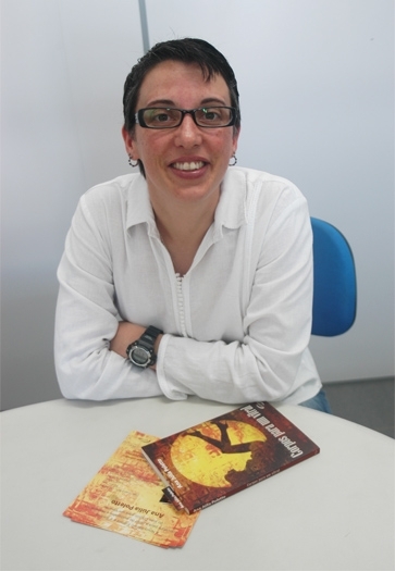 A florense Ana Júlia Poletto lança seu terceiro livro no dia 7 de março. - 