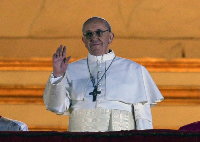 Na sacada da Basílica de São Pedro, no Vaticano, Bergoglio acenou para a multidão. - Vincenzo Pinto/AFP/Uol/Divulgação