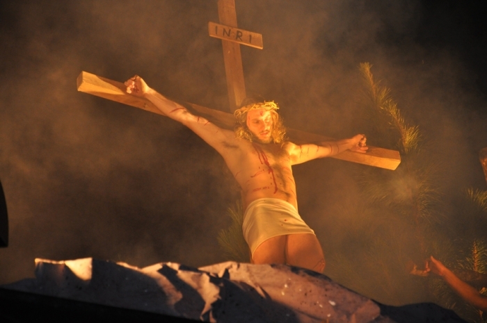 Momento mais emocionante da encenação foi a morte de Cristo na cruz. - Larissa Verdi