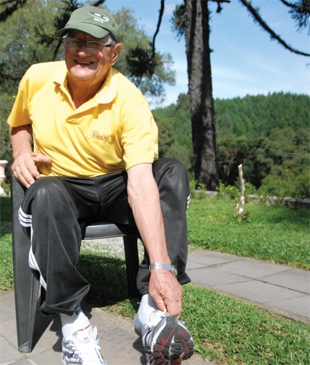 Aposentado José Marcon, 77 anos, pratica caminhadas há 10 anos. Ele diz que desde que iniciou a se exercitar todos os dias sente as mudanças no corpo e na mente. - Camila Baggio