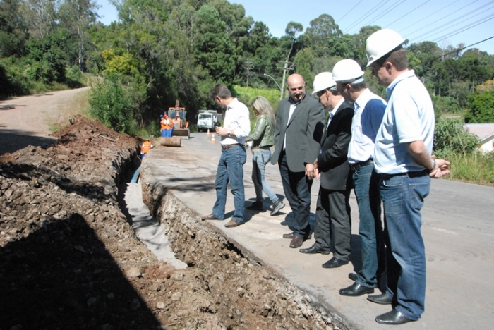 Corsan e prefeitura florense assinaram contrato na manhã de ontem para obra que deve melhorar o abastecimento de água em São Gotardo - Danúbia Otobelli