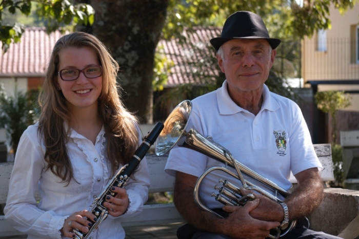 Estudante Giovana Daniel, 14 anos, e o agricultor Próspero Menegat, 72 anos: música que faz viver. - Camila Baggio