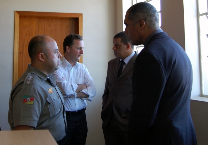 Capitão Márcio (E) e prefeito Lídio acompanharam os representantes da SSP-RS no quartel da BM. - NaHora/Antonio Coloda