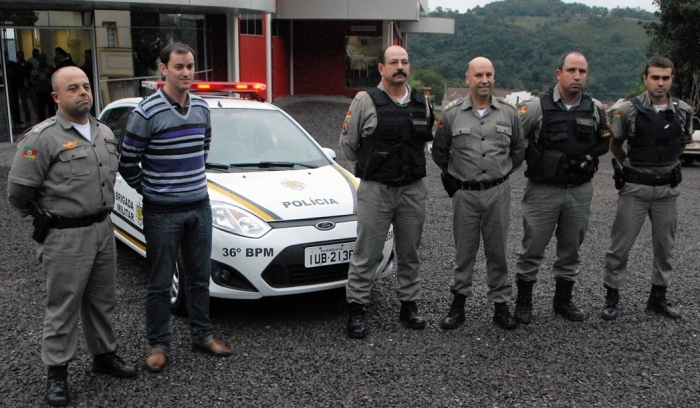 Capitão Márcio (E) com o prefeito Bernardi, PMs e o tenente-coronel Knebel. - Fabiano Provin