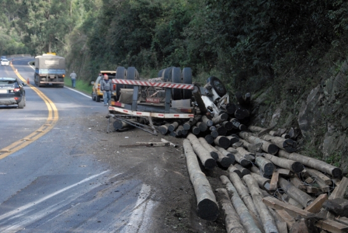 Caminhão carregado com postes de madeira tombou no Km 125 da rodovia, em Antônio Prado. - Antonio Coloda