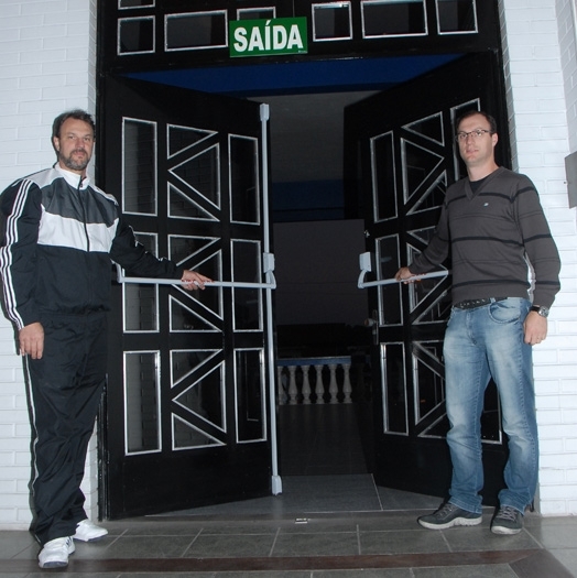 Investimento é necessário para garantir a segurança, apontam Ademir Rigo (E), tesoureiro, e Leandro Rigo (D), presidente do Clube Cruzeiro de São Gotardo. - Mirian Spuldaro