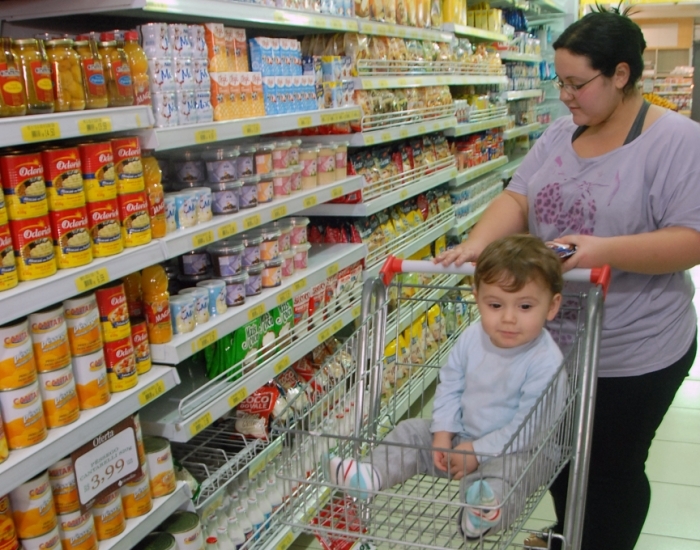 A autônoma Carolina Caetano, no mercado com o filho Miguel, afirma que gastos com alimentos aumentaram no final de junho. - Camila Baggio