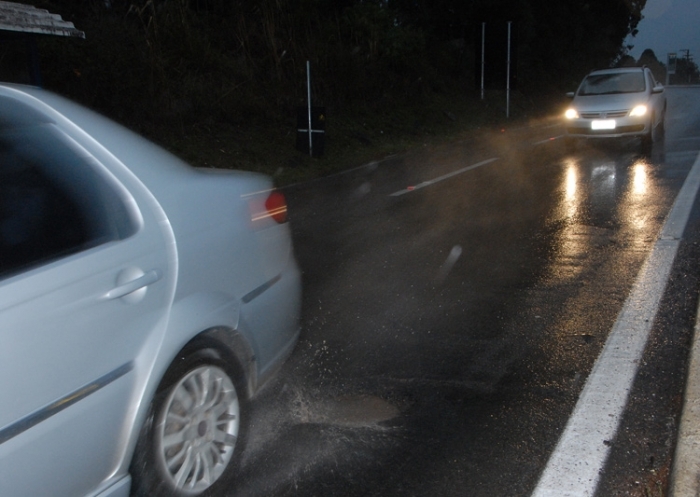 Chuva de ontem impedia, no final da tarde, que motoristas visualizassem os buracos, a maioria deles na localidade de São Gotardo. - Mirian Spuldaro