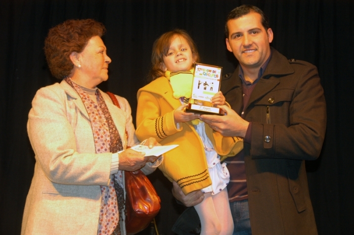 Nicole dos Santos da Silva, acompanhada da mãe e do vice-prefeito Ronaldo Boniatti, venceu a categoria infantil. - Fabiana Lavoratti