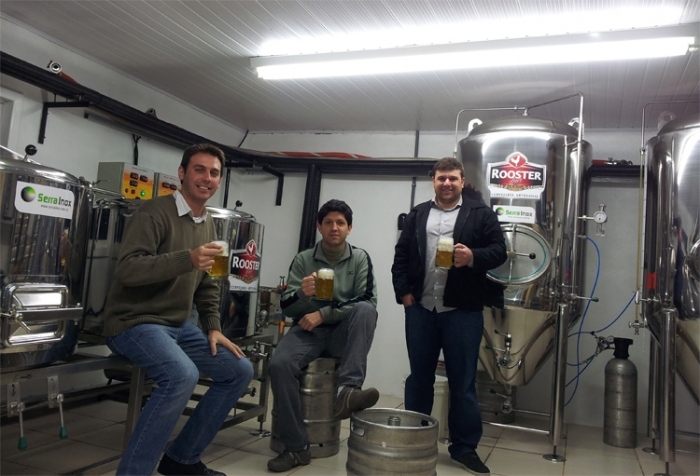 Os sócios Elias, Wagner e Mauren iniciaram a fabricação artesanal da RoosteR Bier, que segue a receita da Lei de Pureza da Cerveja alemã - Divulgação