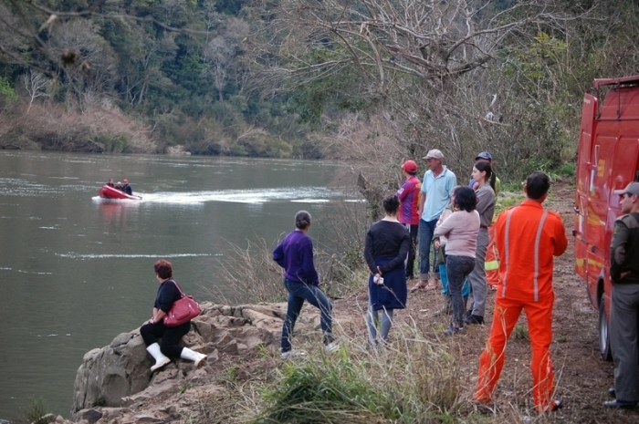 Familiares e amigos acompanharam as buscas no Rio das Antas. - Antonio Coloda