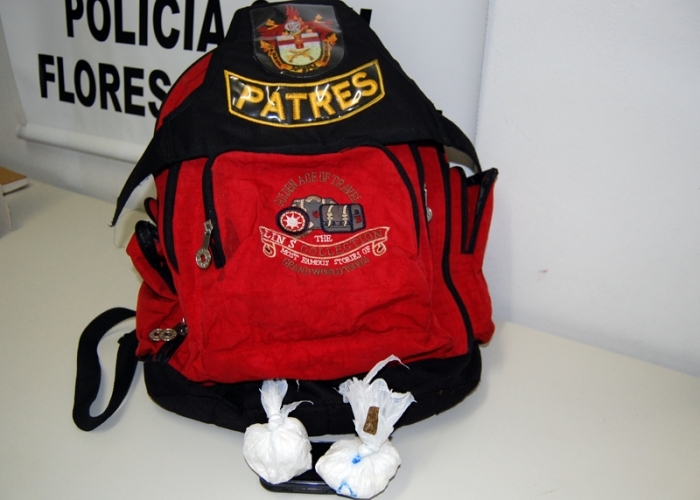 Na mochila do suspeito foram encontradas quantidades de cocaína e maconha e um telefone celular. - Antonio Coloda