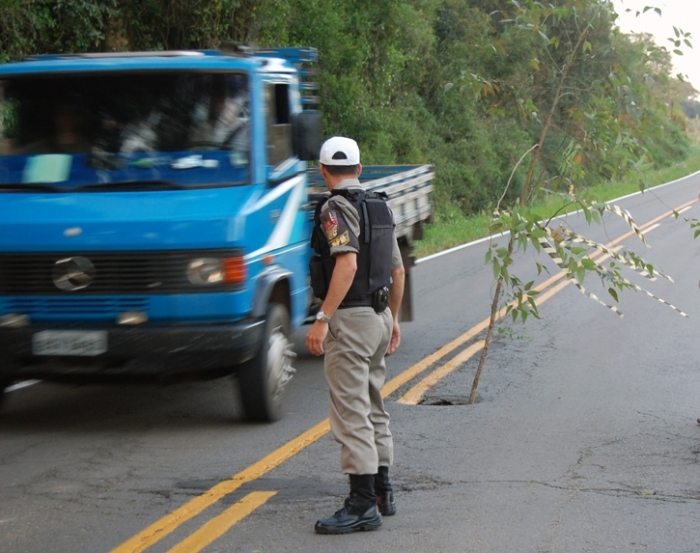 Policial militar orientou o trânsito até as 19h, quando a via foi interditada. - Antonio Coloda