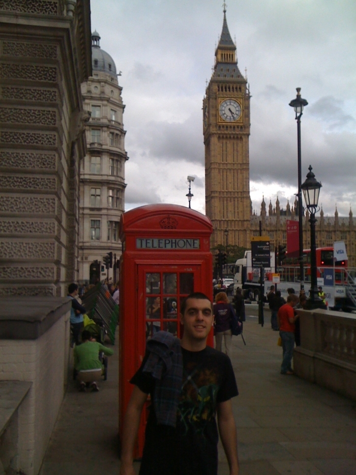 Gabriel em frente ao símbolo de Londres, o Big Ben, junto ao Palácio de Westminster, às margens do Rio Tâmisa. - Arquivo pessoal