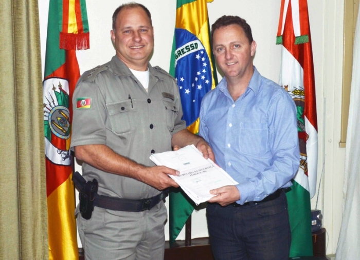Prefeito Lídio entregou documentação final ao capitão Becker no dia 10. - Fábio Lopes/Prefeitura de Flores da Cunha/Divulgação