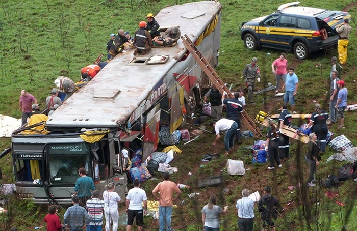 Ônibus saiu da pista e caiu em barranco na manhã de domingo. - Cristian Puhl/Diário da Manhã/Divulgação