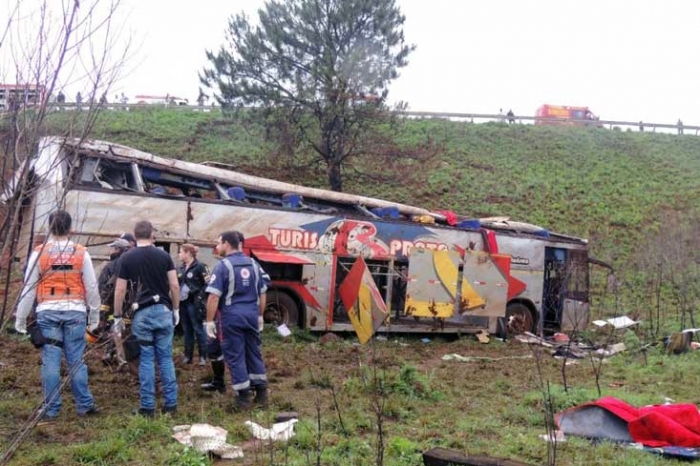 Acidente com ônibus aconteceu na ERS-135 na manhã de domingo. - Divulgação