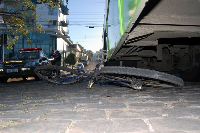 Ciclista foi atingido no cruzamento das ruas Borges de Medeiros com Severo Ravizzoni. - Antonio Coloda