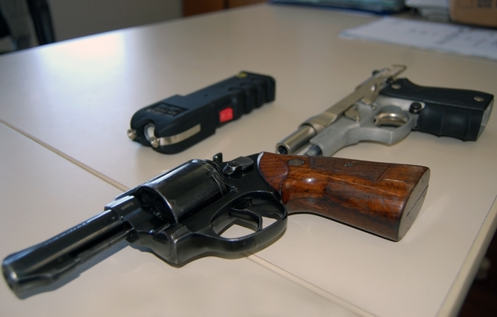 Armas apreendidas com os bandidos: revólver, pistola e máquina de choque. - Antonio Coloda