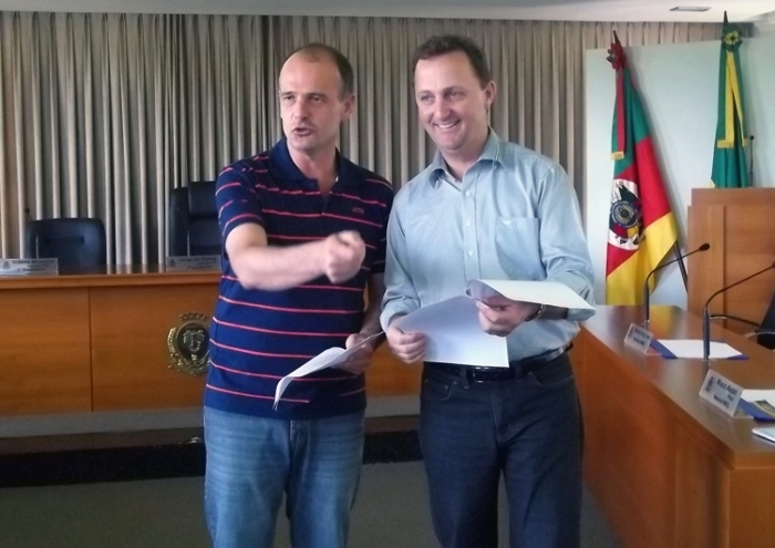 Presidente da Casa, Jorge de Godoy (E) fez entrega do comprovante do depósito ao prefeito Lídio. - Fabiano Provin