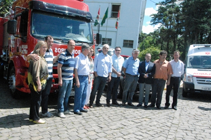 Representantes do governo do Estado com o prefeito e vereadores florenses. - Fabiano Provin