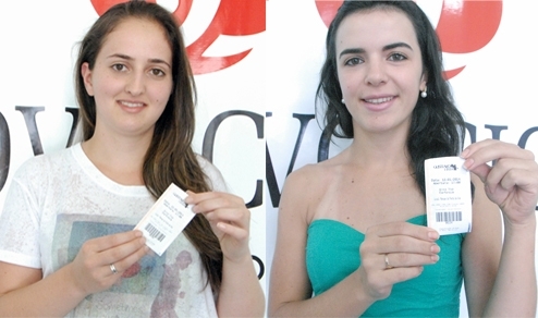 Jéssica (E) e Patrícia (D) buscaram os bilhetes na sede do jornal. - Camila Baggio