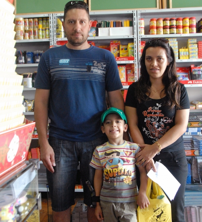 Raquel, com o marido Tiago e o filho Matheus, constatou que houve acréscimo nos gastos. - Gesiele Lordes