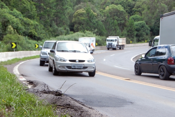 À espera de um milagre: motoristas precisam prestar atenção, principalmente no percurso entre Flores e Caxias. - Camila Baggio
