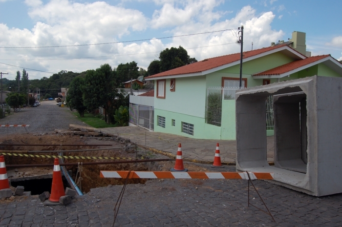Peças de concreto adquiridas pela prefeitura já estão no local. - Antonio Coloda
