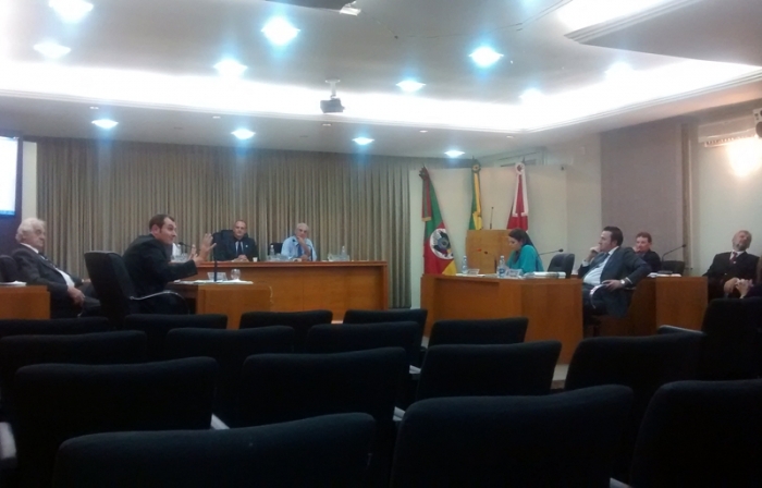 Vereadores continuaram o debate após moradores do Granja União deixarem o plenário. - Fabiano Provin