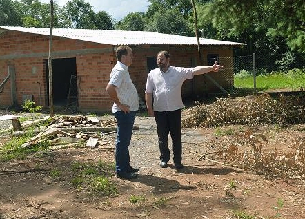 Zanin (E), então prefeito em exercício, inspecionou obras ao lado de Motterle em janeiro. - Prefeitura de Flores da Cunha/Divulgação