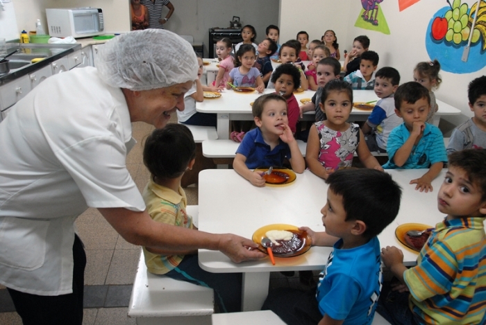 Há quatro anos a merendeira Terezinha de Castro comanda uma das cozinhas da escola de Educação Infantil Irmã Tarcísia. - Mirian Spuldaro