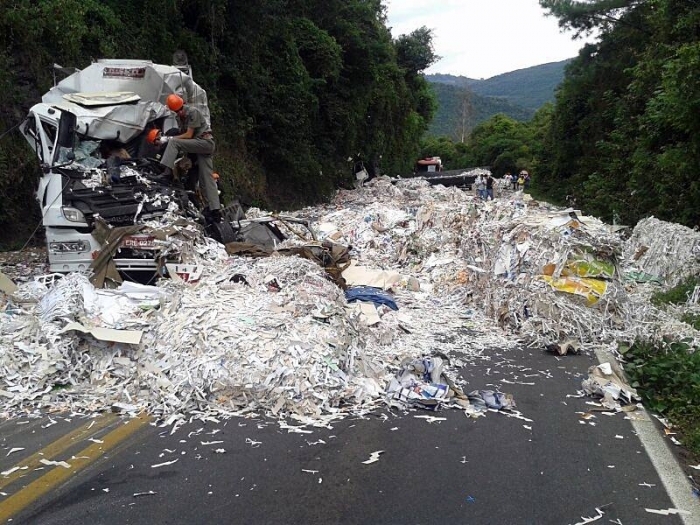 Carga de papel do veículo de Santa Catarina ficou espalhada nas pistas. - CRPO-Serra/Divulgação