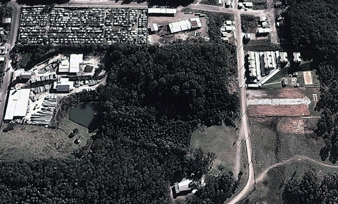Na imagem de satélite é possível localizar os terrenos da Mitra à direita, atrás do condomínio Villaggio Frei Salvador e no final da rua em frente ao Eremitério. - Google Earth/Divulgação
