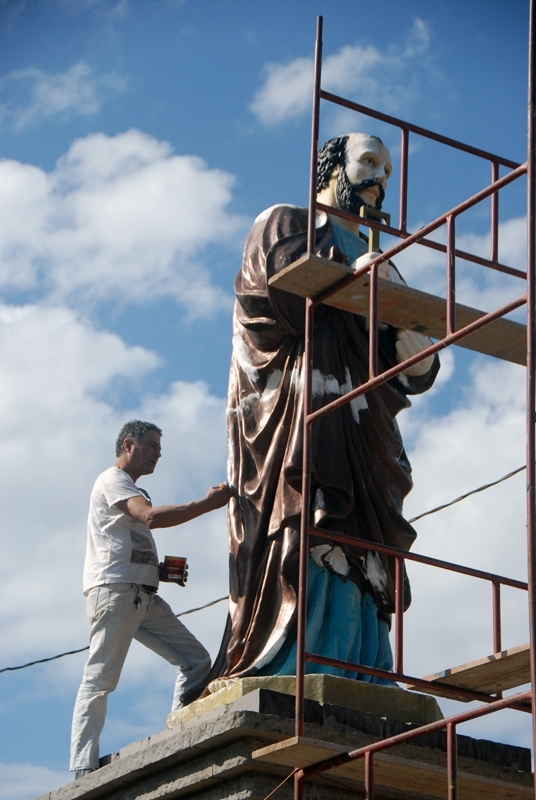 Artista Luiz Henrique Borges Lima é o responsável pelos trabalhos na estátua. - Camila Baggio