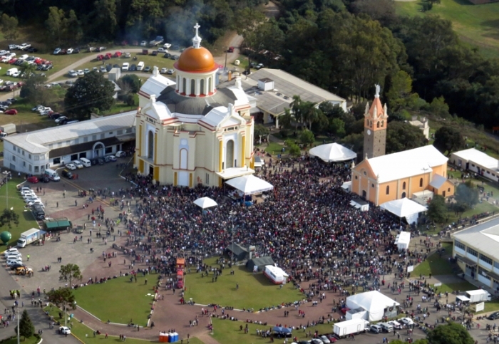 Organizadores esperam público superior a 200 mil pessoas até segunda-feira, feriado em honra à santa. - Brigada Militar/Divulgação