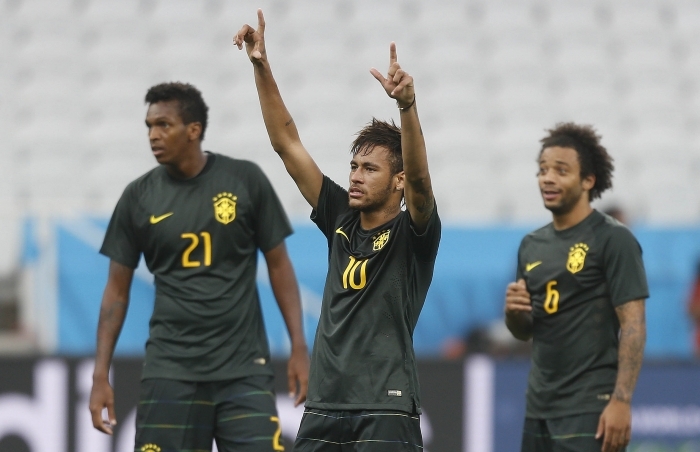 Neymar (C), ladeado por Jô (E) e Marcelo (D), é a esperança de gols para que o time de Felipão conquiste o hexa mundial. - Rafael Ribeiro, CBF/Divulgação