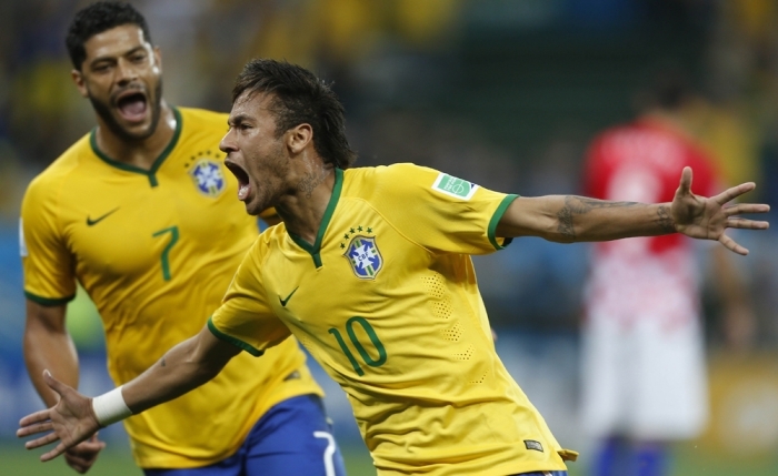 Neymar, observado por Hulk, marcou dois na vitória de virada. - Rafael Ribeiro, CBF/Divulgação