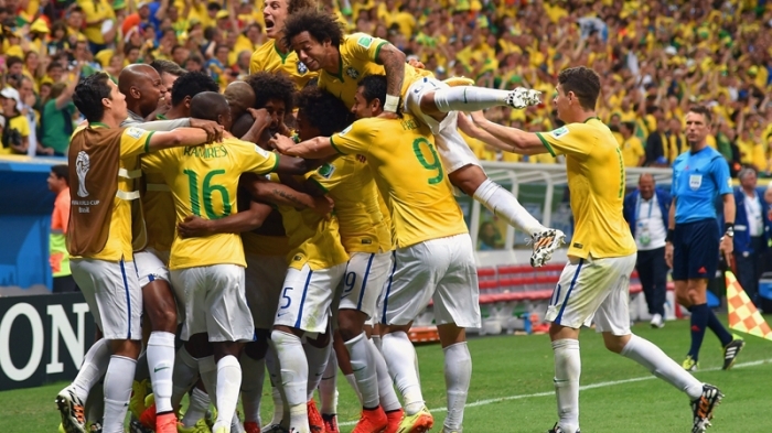Terceiro gol foi marcado por Fred, encoberto pelos colegas. - Buda Mendes/Getty Images/Fifa.com/Divulgação